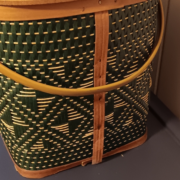 Vintage 1970 Hawkeye green picnic basket & 4 PackerWare divided picnic plates - Picture 2 of 13